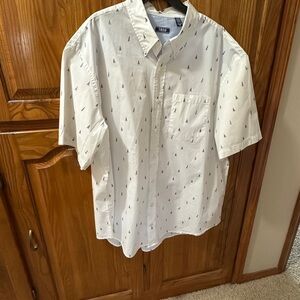 IZOD‎ White Short Sleeve Men's Shirt Size 2 XL with navy blue boats